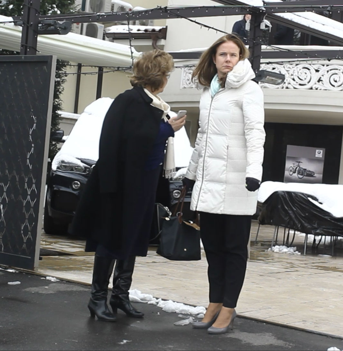 Christina Verchere și Mariana Gheorghe au fost lăsate să aștepte în frig, după ce au luat masa la un restaurant