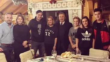 ANDREEA ESCA a mers să îşi întâlnească „cuscrii“. Iată prima imagine alături de familia lui MARIO FRESH