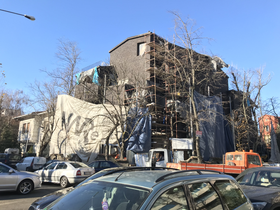 Akoury a ridicat un colos lângă palatul prezidenţial al lui Klaus Iohannis