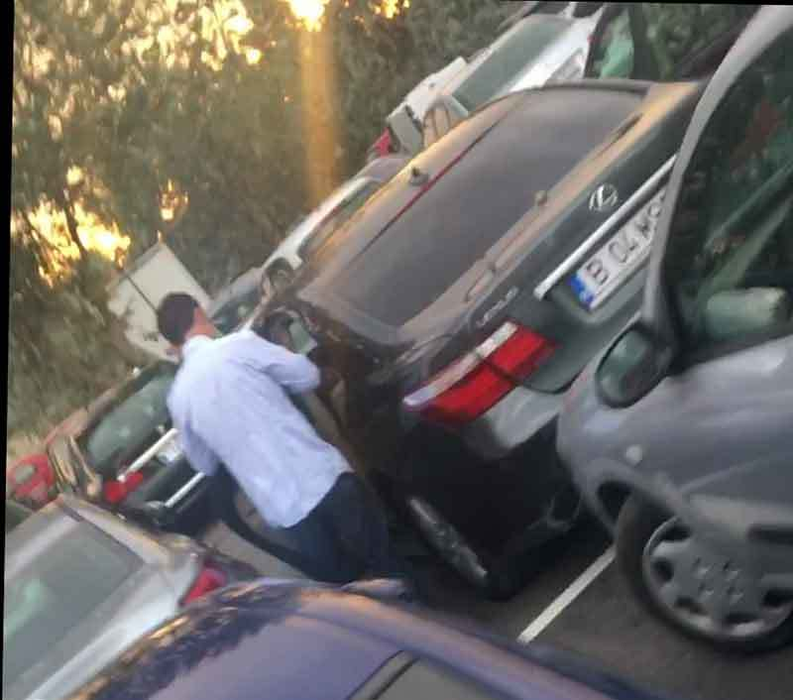 Robert Negoiţă şi-a pus pe el cămaşa destinată evenimentului unde urmează să participe