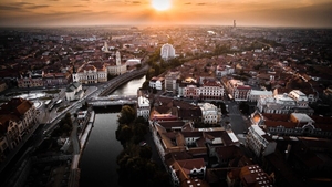 Fenomenul din Piața Unirii din Oradea i-a făcut pe localnici și turiști să se îngrămădească la poze! Se întâmplă doar 10 zile pe an