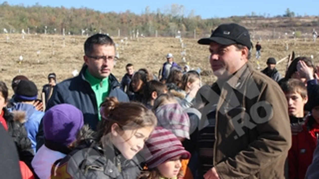Dragos Benea - un proiect cu un puternic mesaj educativ si ecologist. 20.000 de copii din Bacau au cate un pom in livada scolii