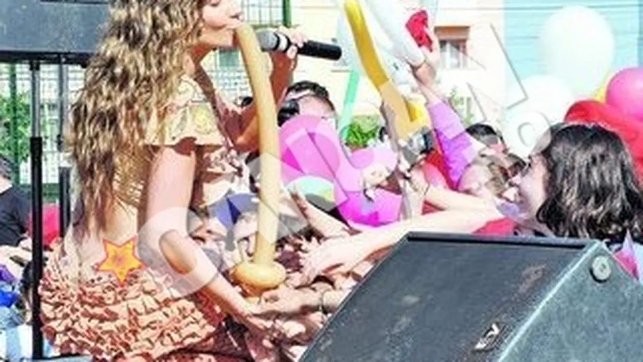 Annei Lesko ii place sa cante la... doua microfoane