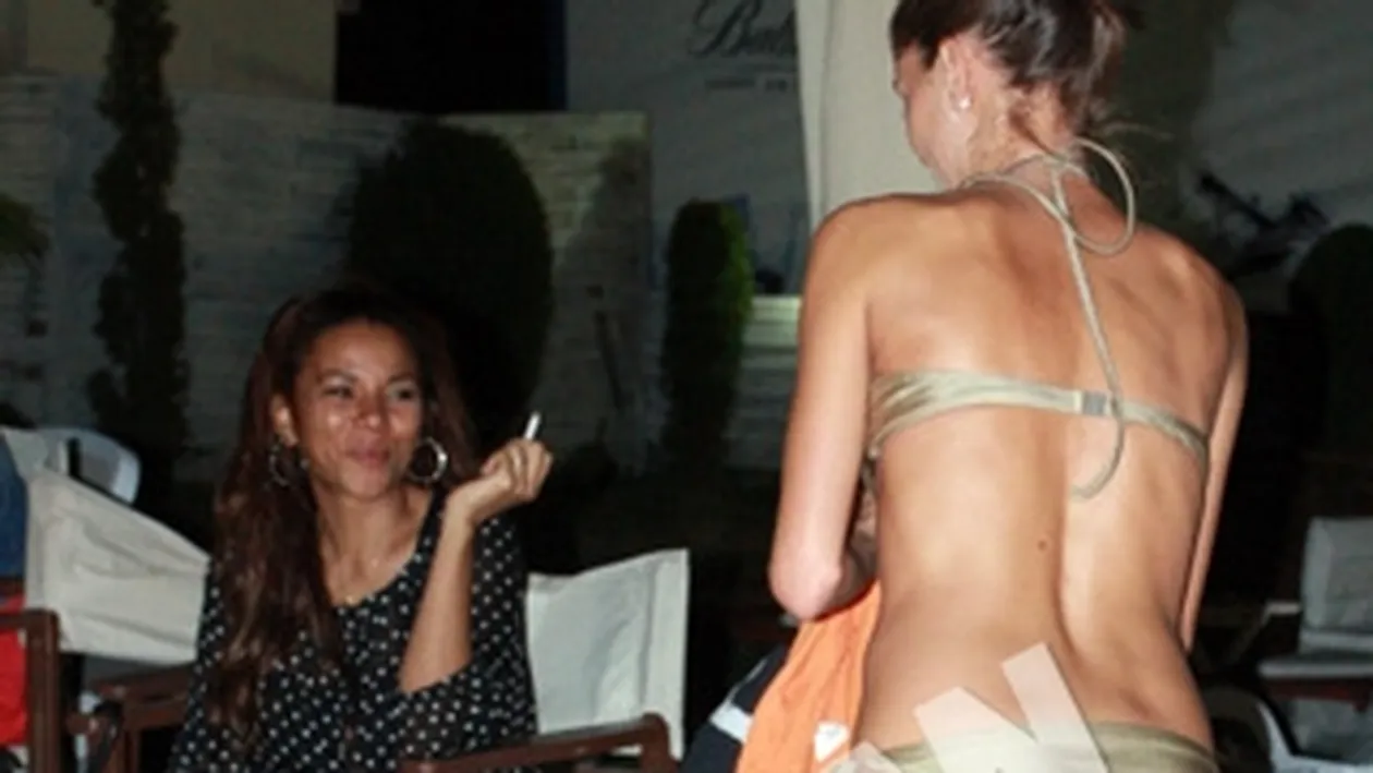 Uite ce bine arata sotia unui cunoscut prezentator TV in costum de baie la piscina la un an dupa ce a nascut!