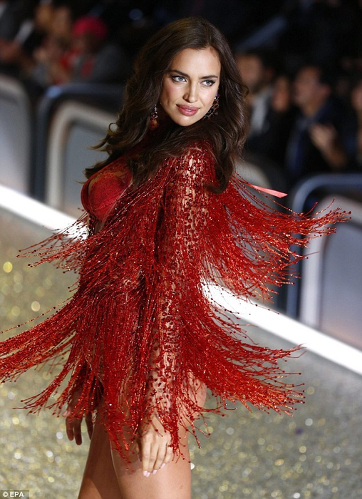 IRINA SHAYK şi BRADLEY COOPER se pregătesc să devină părinţi! Iată primele imagini cu burtica de gravidă a fotomodelului