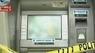 VIDEO ATENTIE! Hotii sunt din ce in ce mai inventivi! Vezi cum poti ramane fara bani pe card la bancomat