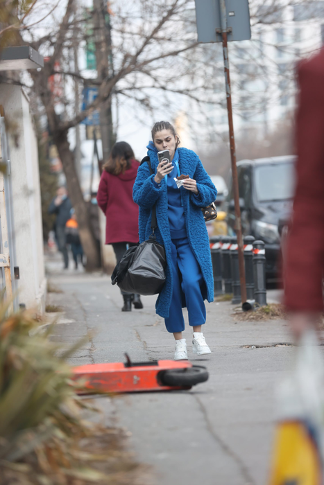 Theo Rose a părăsit sala de fitness și e cu ochii pe mobil (Foto: CANCAN.RO)