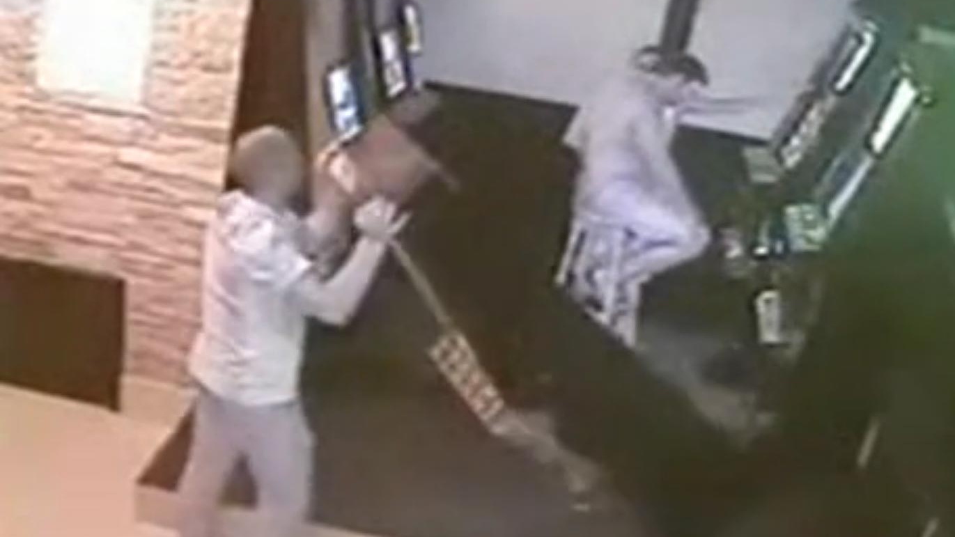 Aşa ceva nu ai mai văzut! Supărat pentru că a pierdut la păcănele, un tânăr din Iaşi a încercat să ia acasă aparatul de jocuri