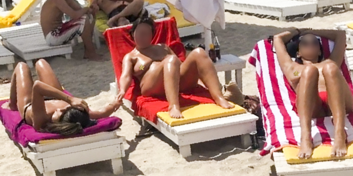 Cod roșu de…  sâni goi pe plajele din Mamaia