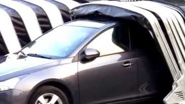 Costa cat o masina si ocupa exact un loc de parcare! Garajul-retractabil merge cu panouri solare si se vinde pe internet!