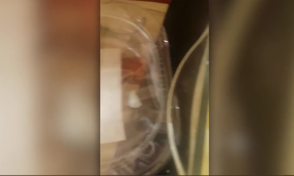 Această femeie a vrut să îşi răsfeţe iubitul cu o porţie de file de peşte, dar a avut un şoc în clipa în care a deschis ambalajul. Imaginile dezgustătoare au ajuns virale