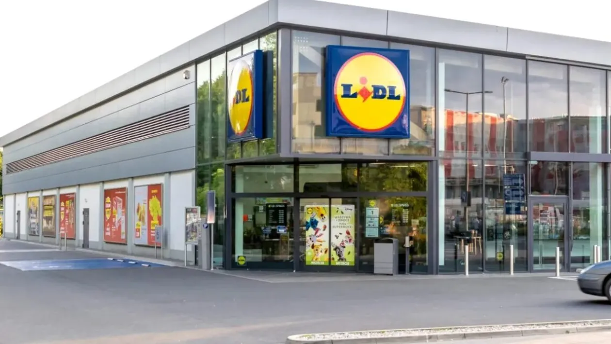 Lidl a concediat un angajat pentru că a băut o sticlă de apă care costă un leu. Acesta lucra la casa de marcat în Marea Britanie