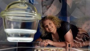 Louise Joy Brown, primul copil conceput prin fertilizare in vitro, împlinește 41 de ani!
