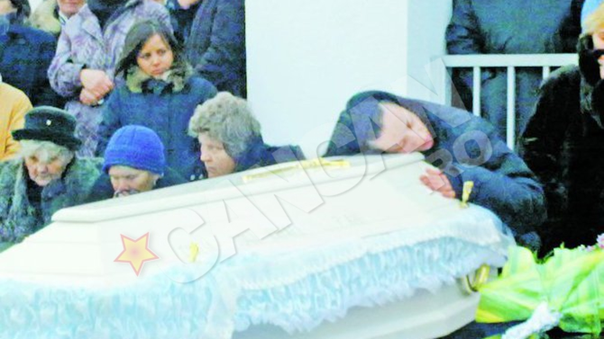 Ana Maria Toth a fost luata pe targa de la inmormantarea copilului si parintilor ei: "Lumea mea nu mai exista!"