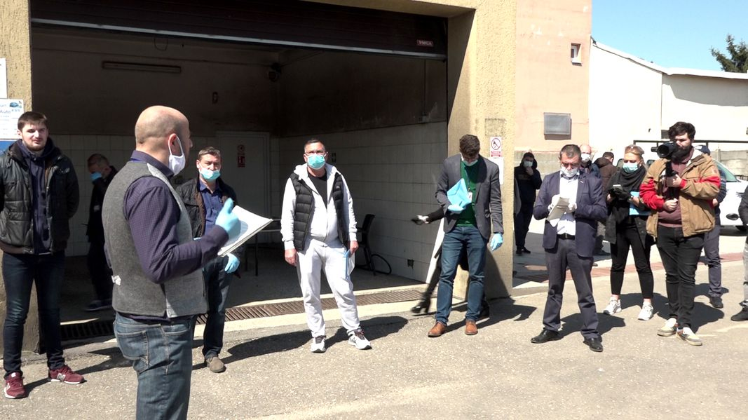 Primăria sectorului 1 a strâns sute de voluntari și a mers să împartă alimente la peste 500 de persoane. „Vom repeta acțiunea”
