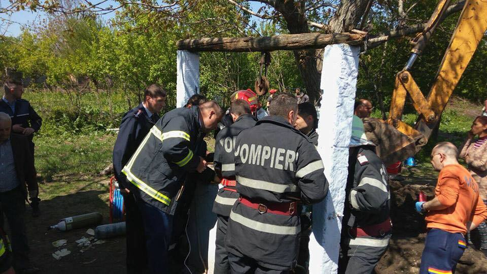 Copilul căzut în puţ a fost salvat! E în viaţă şi e îngrijit de medici!