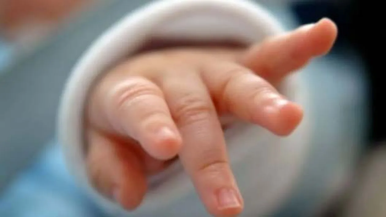 Socant! O fetita de trei saptamani, insarcinata cu gemeni