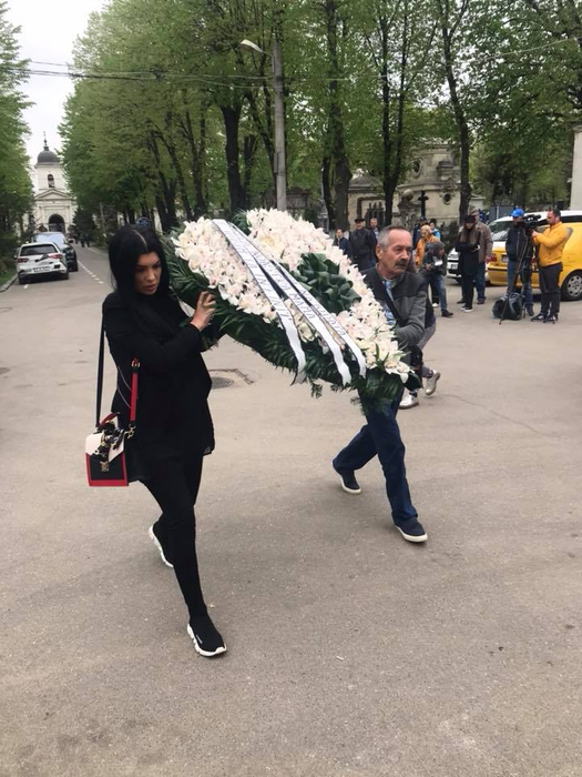 Andreea Tonciu și taăl ei au adus o coroană în formă de inimă la Capela Cimitirului Bellu, acolo unde este depus sicriul cu trupul neînsuflețit al Ionelei Prodan