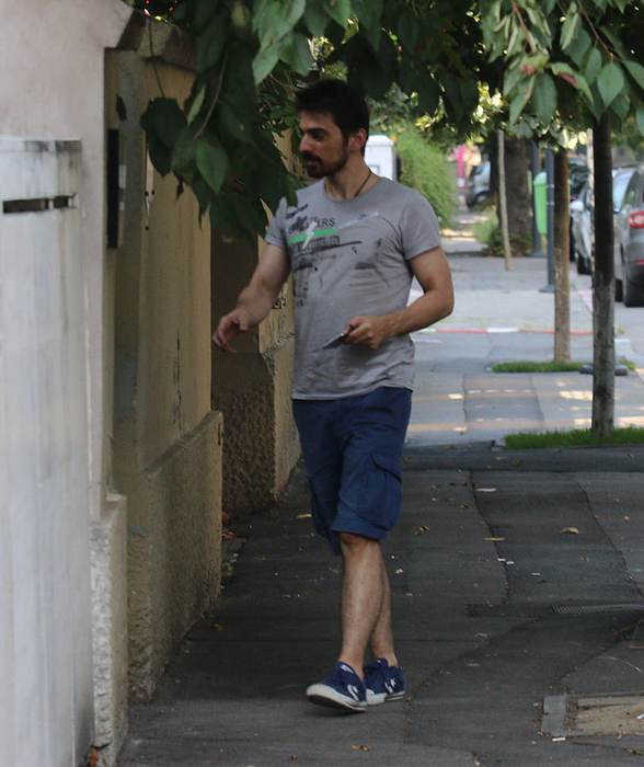 Tuncay se pregăteşte să intre în curtea blocului unde a locuit