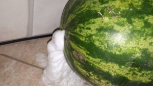 Nu e glumă! Pepenele care face spume. Un bărbat a fost șocat după ce a cumpărat produsul dintr-un supermarket