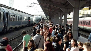 Nu mai sunt locuri în trenuri nici măcar în picioare! Veste tristă pentru românii care încă n-au plecat în minivacanța de 1 mai