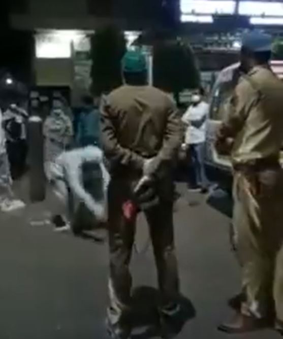 O femeie din India care avea COVID ​a murit după ce polițiștii i-au luat butelia de oxigen ca să ajute un VIP. Imaginile sfâșietoare cu fiul pacientei care i-a implorat în genunchi să nu ia recipientul | VIDEO