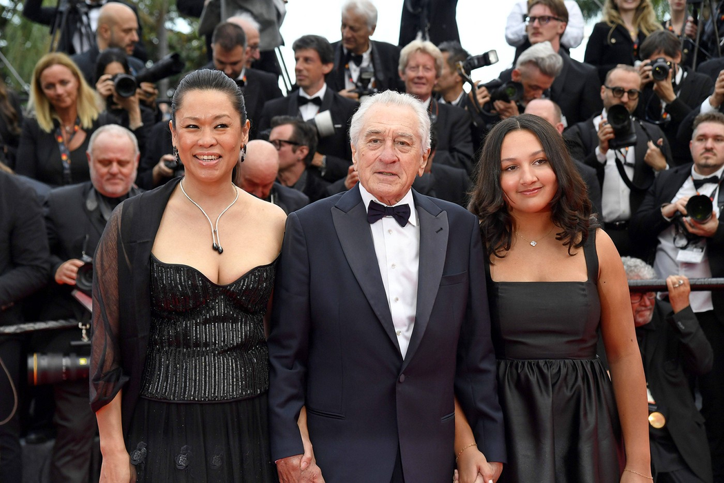 Robert De Niro, Tiffany Chen și fiica Helen Grace De Niro la deschiderea celei de-a 78-a ediții a Festivalului de Film de la Cannes pe 13.05.2025. Foto: Profimedia