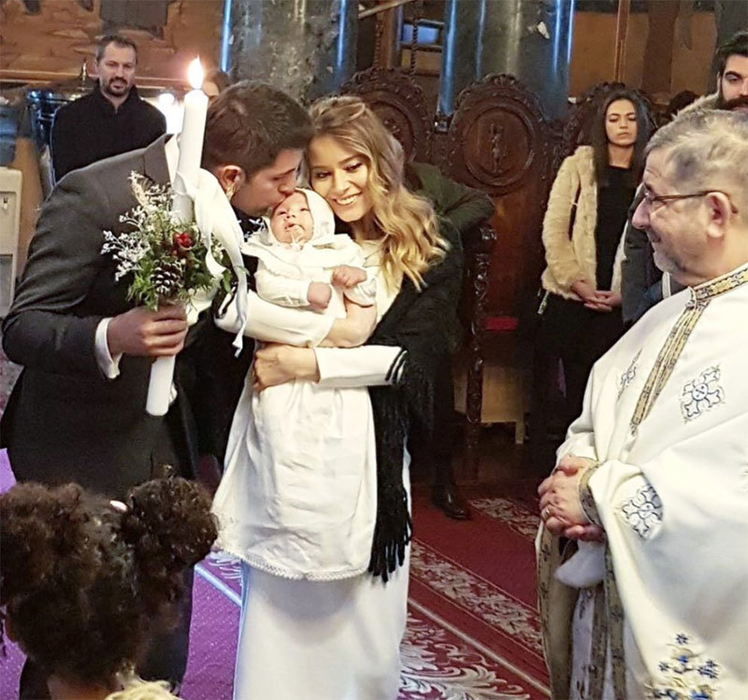 Dupa ce ar fi pierdut o sarcină, Laura Cosoi s-a pozat cu un bebeluş în braţe: „Să vă trăiască!”