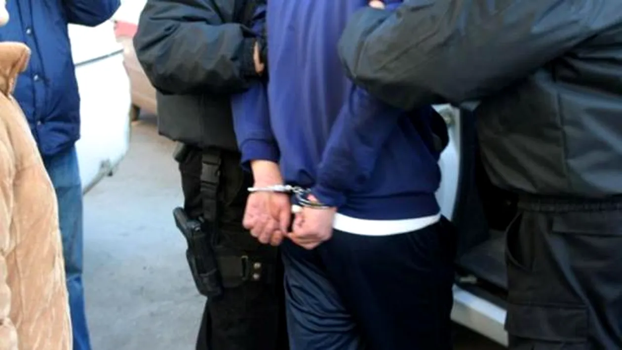 Un bărbat din Rădăuți, arestat pentru întreținere de relații sexuale cu fiica sa, din care a rezultat un copil