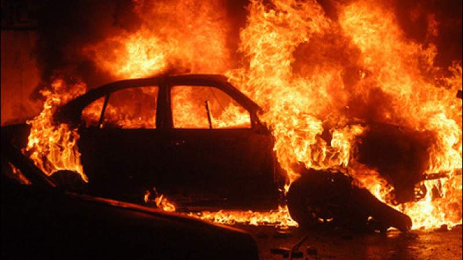 Argeș: Polițiștii verifică dacă un bărbat și-a incendiat mașina după o ceartă cu soția