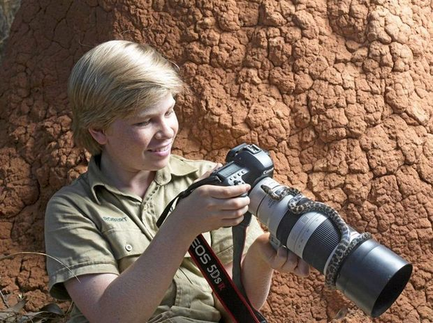 Fiul lui Steve Irwin are acum 13 ani şi e un celebru fotograf