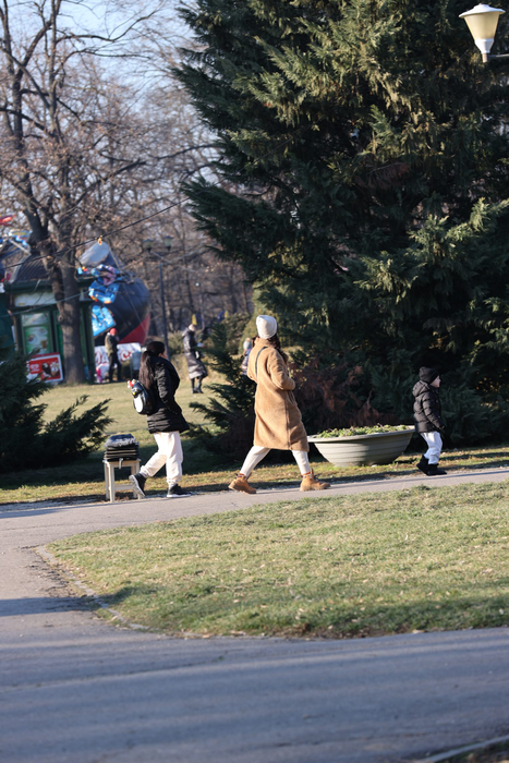 Ilinca Vandici și băiețelul ei, Zian, la plimbare prin parc
