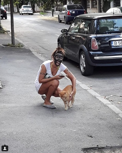 După a ieșit pe stradă în timp ce avea aplicată masca de față, Oana Zăvoranu le atacă iar pe dive:  “Sunt 100% naturala. Nu am make-up artist”
