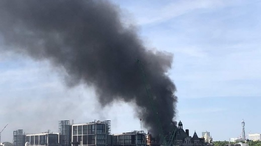 Incendiu de prorporții în Londra! 100 de pompieri au fost la fața locului