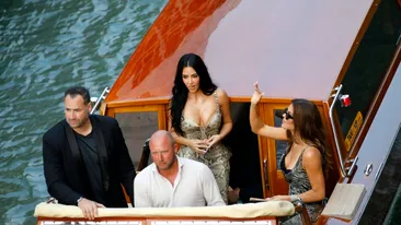 Kim Kardashian, apariție RĂVĂȘITOARE la nunta lui Jeff Bezos cu Lauren Sanchez. Rochia Versace, purtată de vedetă, i-a făcut pe toți să-și dea coate!