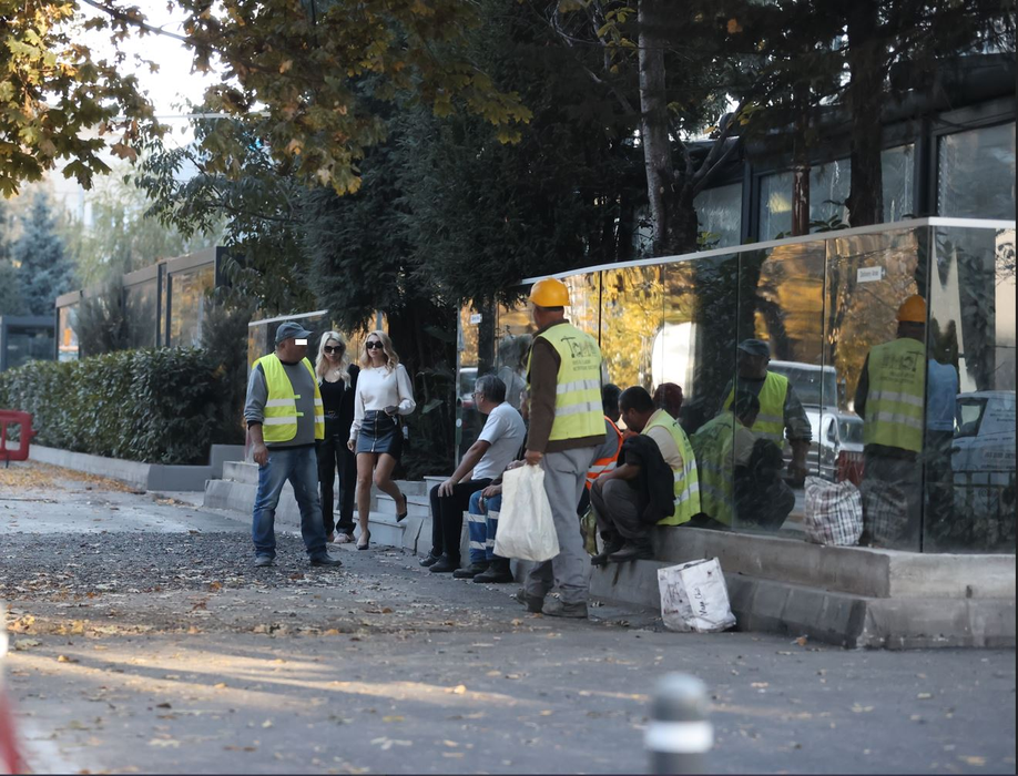 Andreea Bălan a ieșit de la restaurant cu prietena ei (Foto: CANCAN.RO)