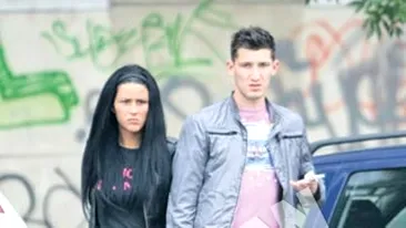 Profita la maximum de timpul liber! Detaliul din sacosa care i-a dat de gol! Cruduta si Nila isi condimenteaza viata sexuala cu suc natural si reviste sexy!