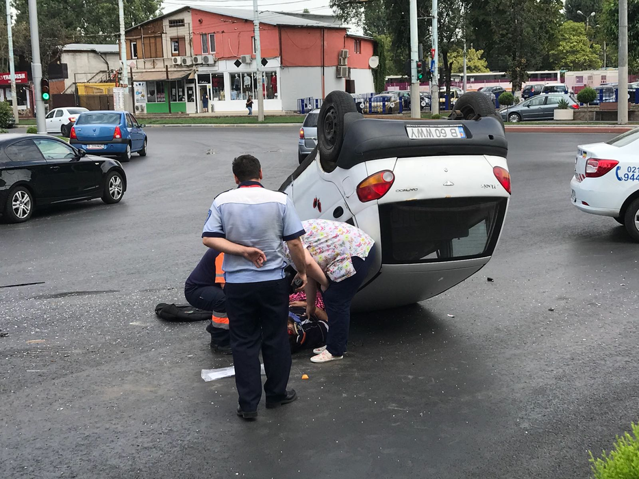 Accident grav în Berceni! O mașină a ajuns cu roțile în sus! Pompierii și ambulanța au intervenit rapid