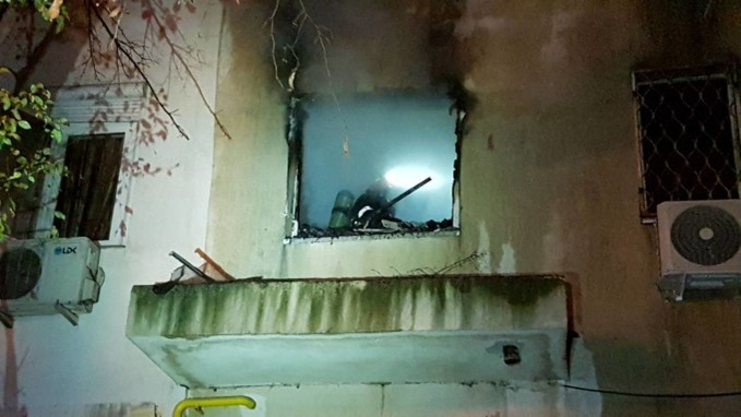 Incendiu într-un bloc de locuinţe! Locatarii, evacuaţi, cinci persoane s-au intoxicat cu fum