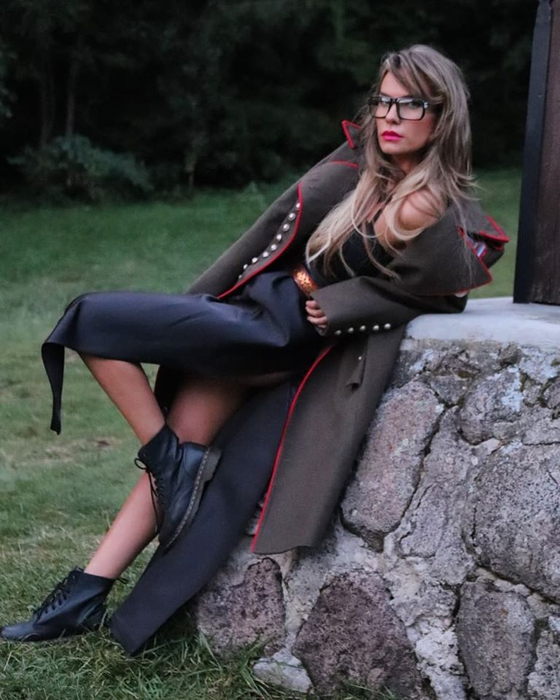 Anna Lesko a publicat poze topless și a lansat un atac dur la adresa unor dive din showbiz: “Pe tine te dezavantajează! Nu îmi prezintă încredere…”