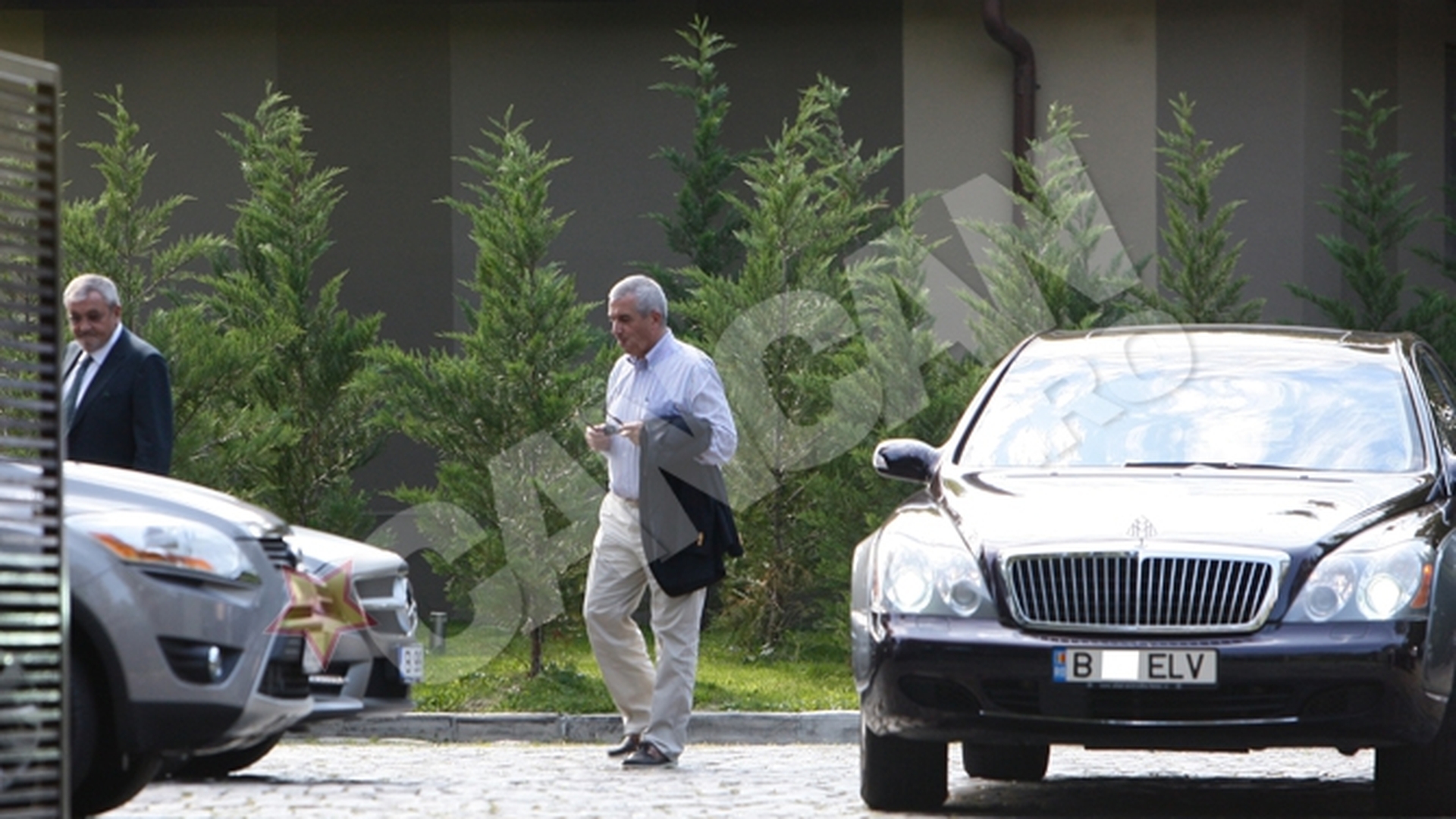 VIDEO Tariceanu si Vladescu i-au admirat Maybach-ul lui Catarama
