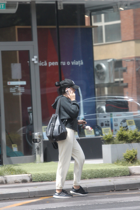 Lavinia Pârva, concentrată la discuția telefonică