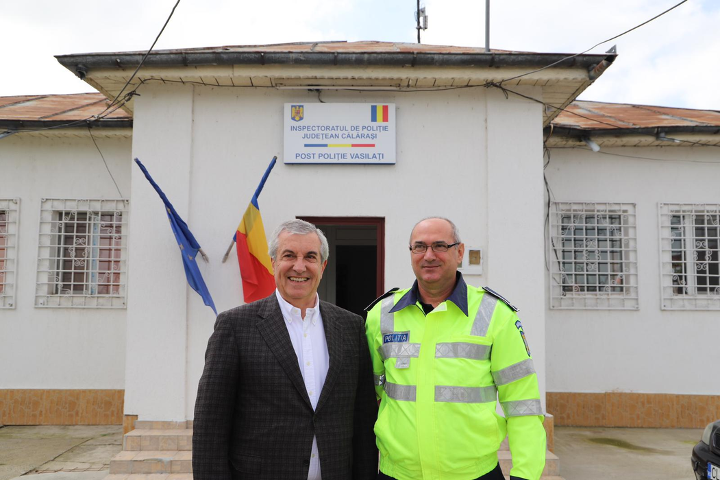 Călin Popescu Tăriceanu, în fața secției de poliție din comuna Vasilați, fosta casă a străbunicului său