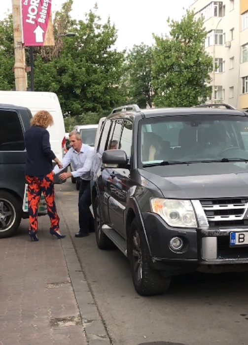 Soferul a sărit să o ajute pe fiica fostului președinte al României