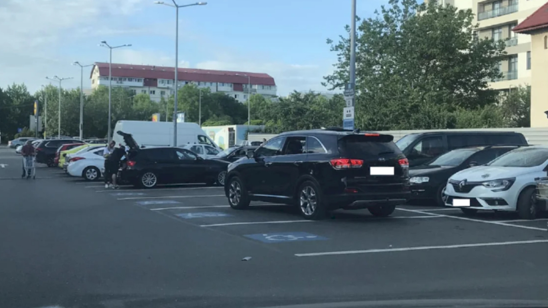 "E pericol". Un şofer din Bucureşti a parcat pe 3 locuri de handicap. Cum a putut să lase maşina