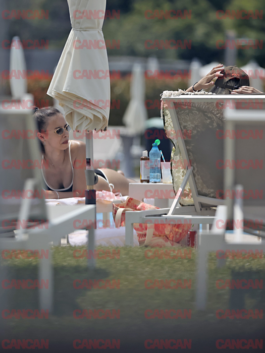 Mara Mareș a pus politica pe pauză și a oferit imaginile zilei, la piscină! Soarele a lovit năprasnic, dar… Show de deputat uns cu toate alifiile… de protecție! 