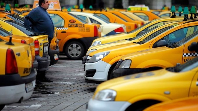 Un taximetrist a fost bătut cu bâta de o femeie, după ce era să-i lovească maşina