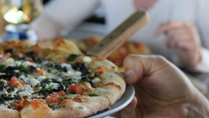 Stare de alertă în Iași! Angajați de la mai multe pizzerii, cofetării și măcelării au fost depistați cu stafilococ auriu