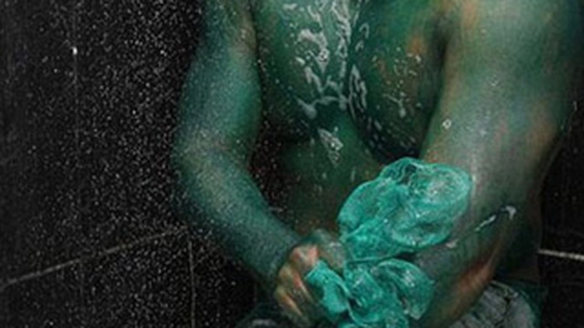 A vrut sa intre in pielea personajului Hulk si a ramas verde pe viata! Vezi ce fel de vopsea a folosit un brazilian si de ce nu se mai curata