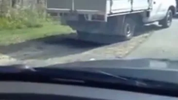 Au INGHETAT de SPAIMA! Cu ce s-au trezit doi barbati pe parbrizul MASINII, in timp ce mergeau pe sosea!